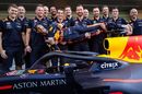 Daniel Ricciardo poses for a photo with his team in the Pitlane