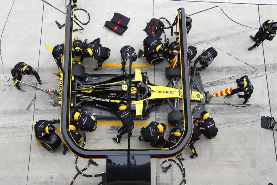 Nico Hulkenberg makes a pitstop for new tyres
