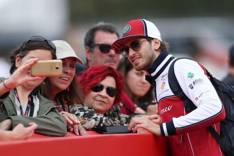 Antonio Giovinazzi poses for a photo with a fan