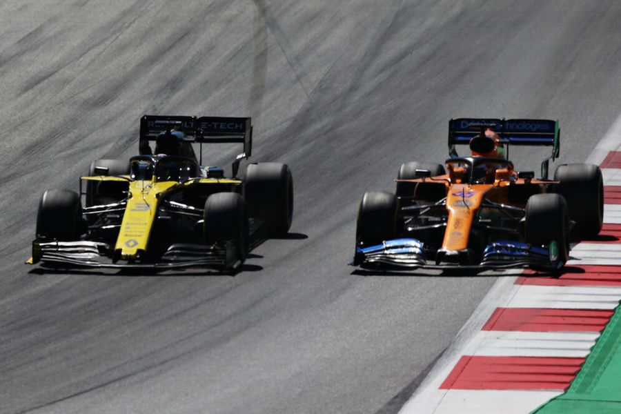 Daniel Ricciardo and Carlos Sainz Jr battle for position