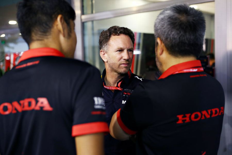 Christian Horner talks with Masashi Yamamoto after qualifying