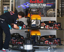 Red Bull's new flexi-wings in the pits