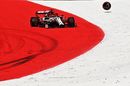 Kimi Raikkonen looses his front wheel