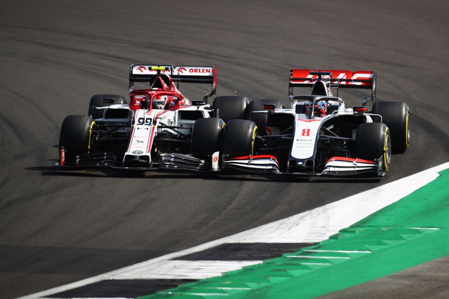 Antonio Giovinazzi and Romain Grosjean battle for position