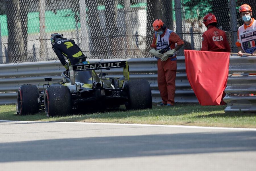 Daniel Ricciardo stops on track