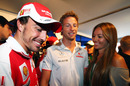 Fernando Alonso shares a joke with Jenson Button and his girlfriend, Jessica Michibata