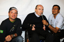 Frank Williams congratulates Rubens Barrichello on reaching 300 grands prix 