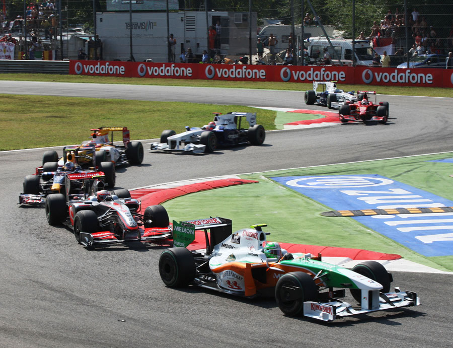 Tonio Liuzzi leads the field through the first chicane