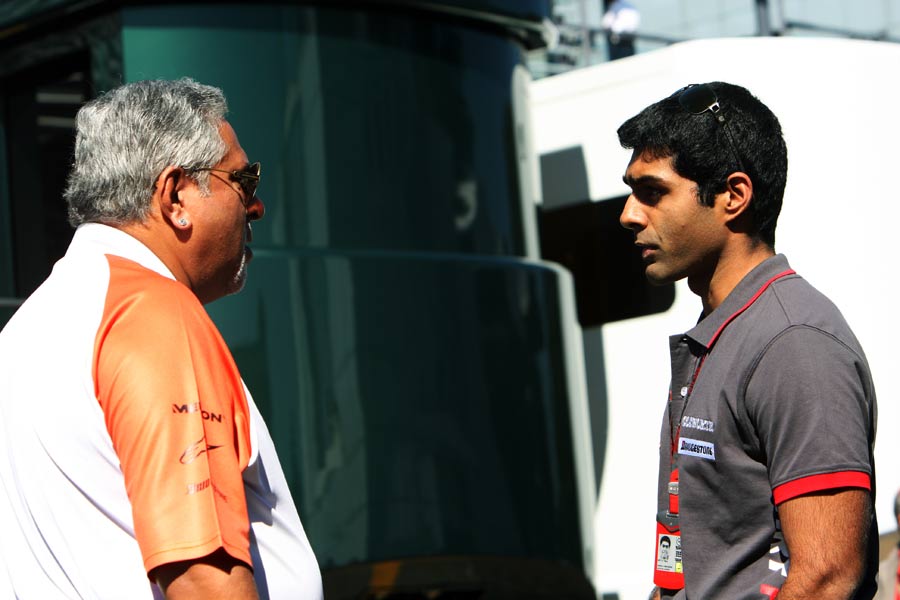 Karun Chandhok speaks with Force India's Vijay Mallya