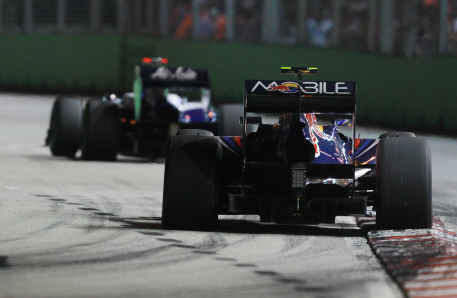 Mark Webber chases down Rubens Barrichello