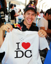 Sebastian Vettel personalises a David Coulthard t-shirt