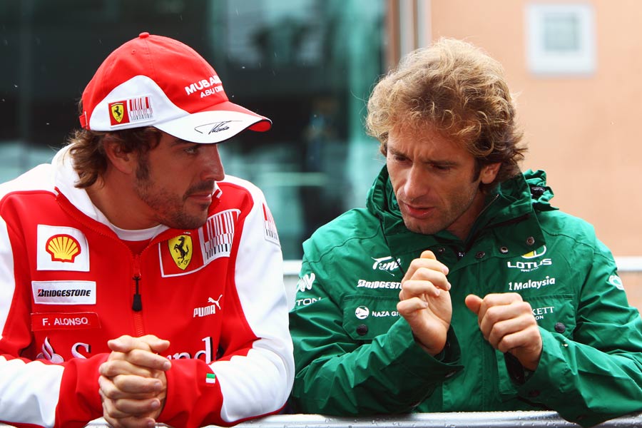 Fernando Alonso talks to Jarno Trulli