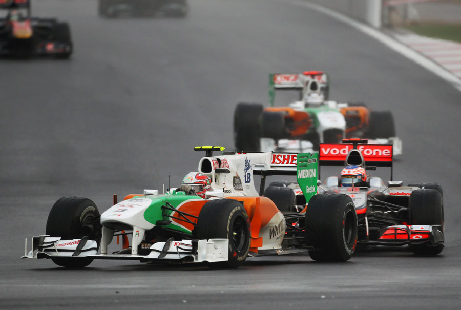 Tonio Liuzzi holds off Jenson Button's McLaren