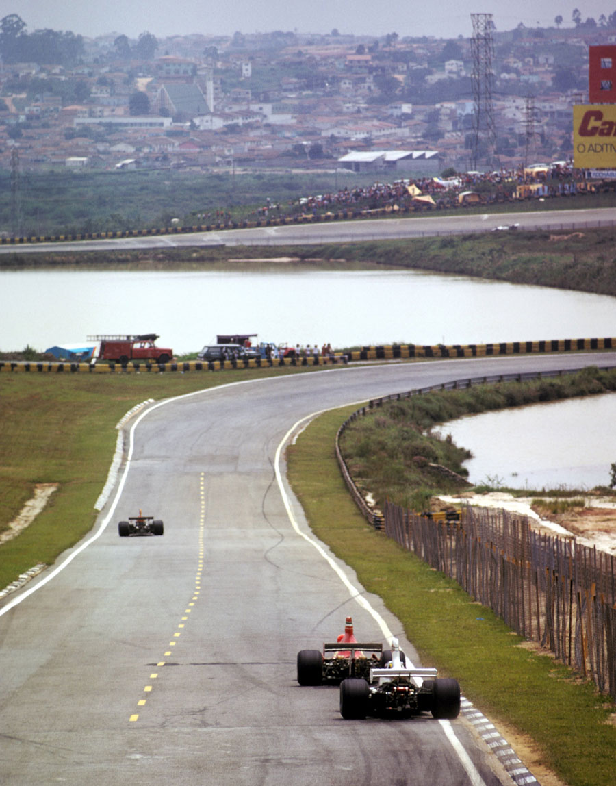 Niki Lauda leads Carlos Pace 