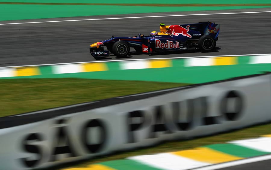 Mark Webber laps the circuit in FP1