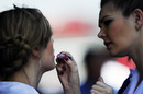 Brazilian grid girls touch up their make up
