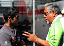 Karun Chandhok talks with Vijay Mallya in the paddock