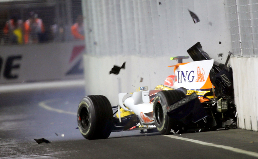 Nelson Piquet Jnr crashes on purpose in Singapore