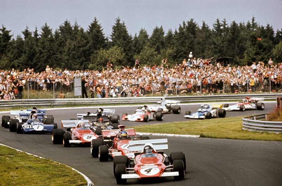 Jacky Ickx leads the field at the start