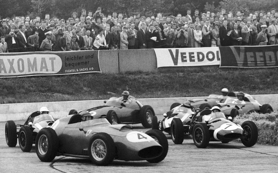 Tony Brooks (No. 4) leads Stirling Moss (No. 7) on the first lap of the first heat