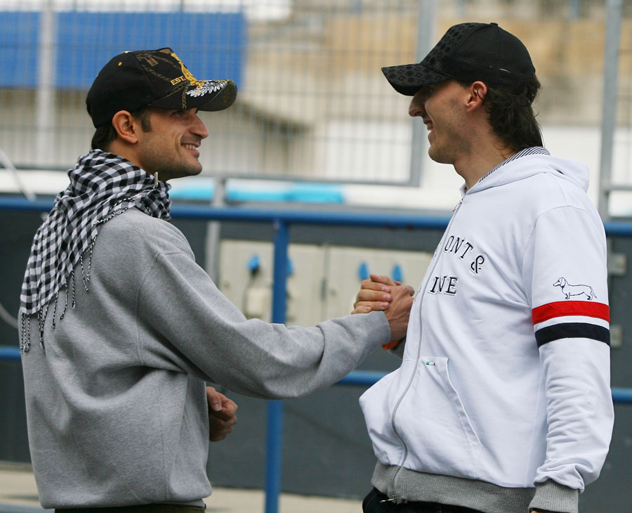 Tonio Liuzzi greets Robert Kubica in the paddock
