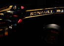 Nick Heidfled adjusts his visor in the Renault R31