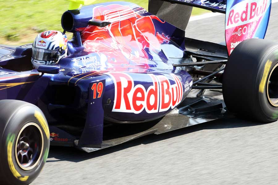 The raised sidepods to facilitate the double-floor on the Toro Rosso