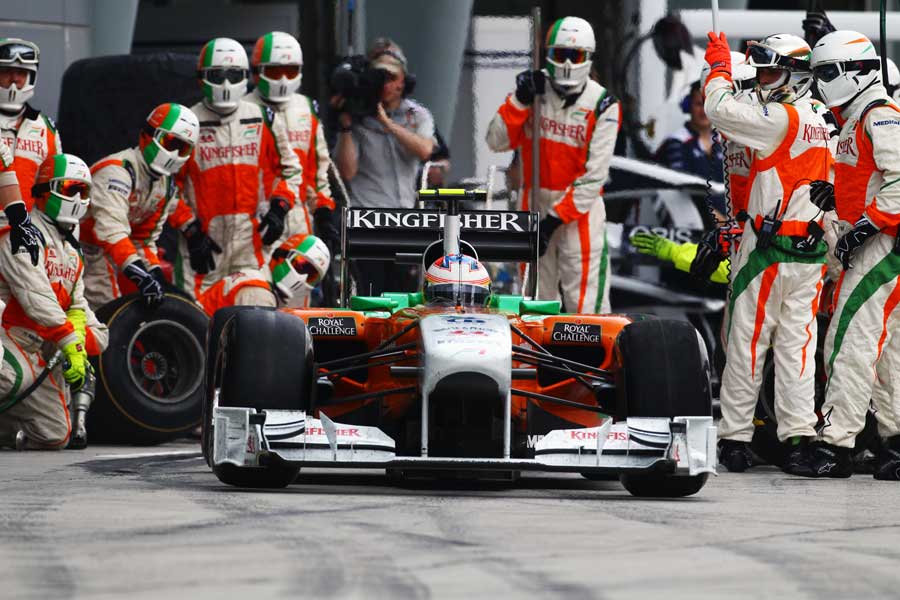 Paul di Resta pulls away from a Force India pitstop
