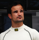 Tonio Liuzzi on the pit wall while a water leak is fixed on his car