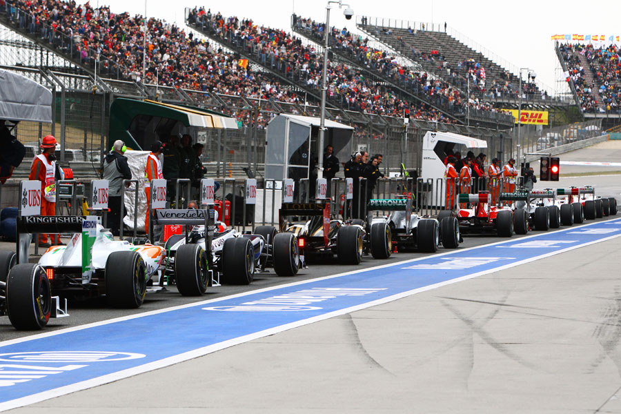 The queue at the end of the pit lane during Q2